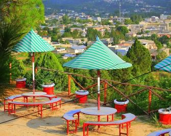 Red Rose Hotel & Resort Mansehra - Mānsehra - Patio