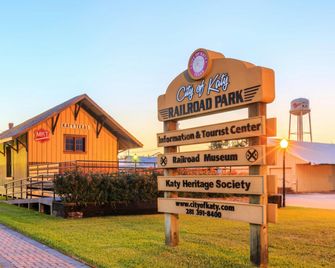 Holiday Inn Express & Suites Houston West - Katy By IHG - Katy - Building