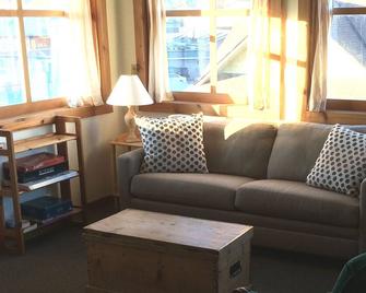 Family Friendly, In-town Accommodations - Friday Harbor - Living room