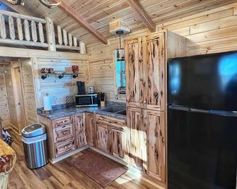 Private Getaway Cabin #1 at The Lodge at Devils Tower - Hulett - Cocina