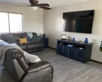 Entire House Close To Everything! Beautiful Views! - Farmington - Living room