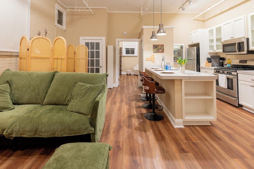 Charming 1BR Albany retreat w/ parking & full kitchen, near MVP Arena, Washington Park & dining - الباني (نيويورك) - غرفة معيشة