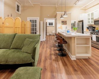 Charming 1BR Albany retreat w/ parking & full kitchen, near MVP Arena, Washington Park & dining - Albany - Living room