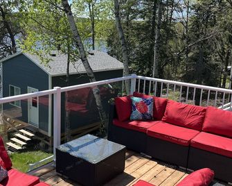 New lake front cottage on Muriel Lake near the Winnipeg River, Kenora, ON. - Kenora - Balcony