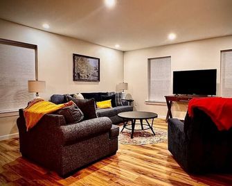 New Riverside Fire Pit 3BR 2.5 bath - Brewer - Sala de estar