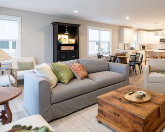 Luxurious Condo on Kalamazoo Lake - Douglas - Living room