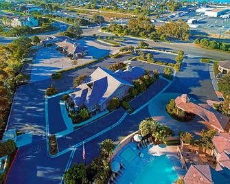 West Inn & Suites - קרלסבאד - שירותי מקום האירוח