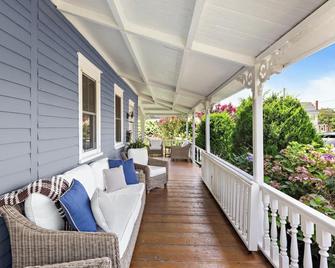 Lovely Oceanside Apartment in Historic Home - Beach Haven - Balkon