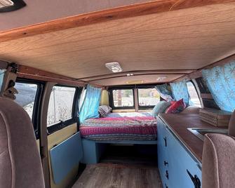 Good Vibes Camper Adventure included ! - Wailuku - Bedroom