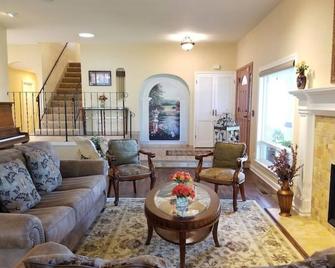Relaxing 4 Bedroom, Center of Bay Area, Hot Tub - Castro Valley - Living room