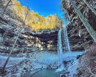 Bungalow by the Falls at The Retreat at Deer Lick Falls - Monteagle - Bazén