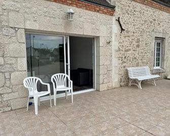 Studio Independant Chez L'habitant - Olivet - Patio