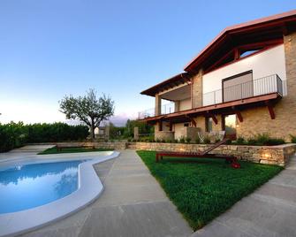Pair of studio apartments in the Langhe with swimming pool, panoramic terrace and green area - Cossano Belbo - Piscina