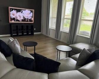Rosenberg/ Richmond / Sugar land /Houston home - Rosenberg - Living room