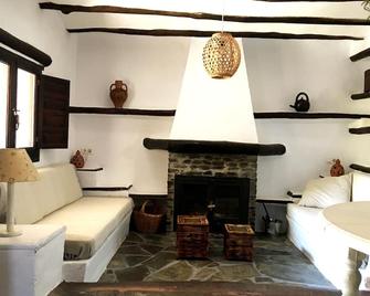 Cortijo Trance Mora (rural accommodation for 6 adults and two children) - Mecina fondales