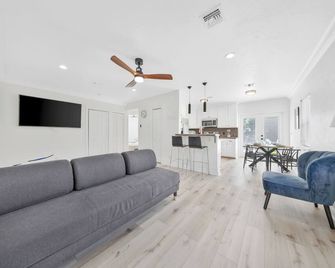 Escape to Newly Remodeled Home in the Heart Fort Lauderdale with Private Pool - Fort Lauderdale - Living room