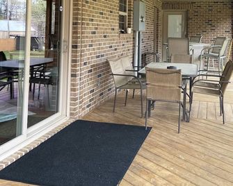 Wet Feet Retreat is a family friendly home near Burnside Island State Park. - Burnside - Patio