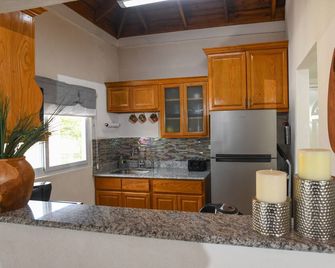 Gated 2 Bedroom Oasis with pool / Beaches & Hipstrip in walking distance - อ่าวมอนเทโก - ห้องครัว