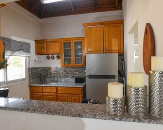 Gated 2 Bedroom Oasis with pool / Beaches & Hipstrip in walking distance - مونتيغو باي - مطبخ