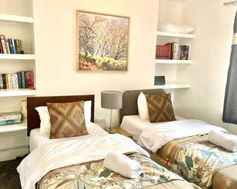 Cosy entire house for up to 7 people - Plymouth - Bedroom