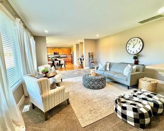 5BR home, fire place, & plenty of space! 14 guests\n\n - Sumner - Living room