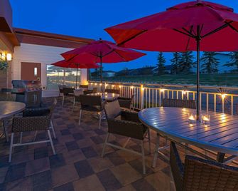 TownePlace Suites by Marriott Red Deer - Red Deer - Patio