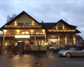 Hotel Garni Zum Grunen Baum - Hovelhof - Будівля