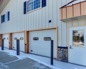 Centrally-Located Deadwood Apt with Mountain Views! - Deadwood - Building