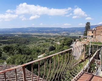 La Casa di Ninni - Ninni's Home - Città della Pieve - Balcón