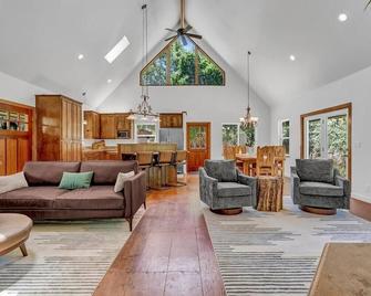 New Listing! North Fork Hideaway Sleeps 14! - Three Rivers - Living room