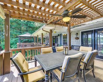 Lakefront Blairsville House with Game Room and Hot Tub - Blairsville - Balkon