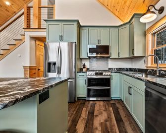 Baxter's Hideout | Snowmobile & Atv Access - Oquossoc - Cocina