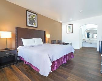 Budget Inn By OYO San Augustine - San Augustine - Bedroom