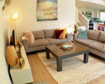 Playing Hooky ~ Dog-friendly retreat, perfect location, short walk to beach - Manzanita - Sala de estar