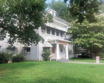 Adorable 1-bedroom studio apartment with AC in beautiful Eden - Eden - Будівля