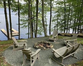 Luxury Log Home On The Big Lake - Lake Ariel - Patio
