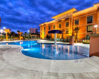 هامبتون إن آند سويتس دستن - ديستين - حوض السباحة