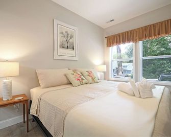 Bungalow Dream w Hot Tub, Fenced Yard & Fire Pit - Black Mountain - Bedroom
