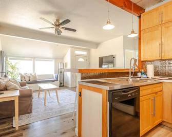 Den Street Cottage - Los Alamos - Kitchen