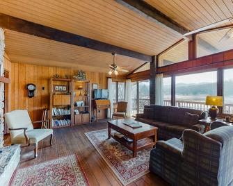 Sunlit Top-Floor Getaway with a Lake View, Full Kitchen, & Furnished Balcony - Lake Junaluska - Living room