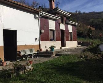 Live Asturias in a village house, typical attic - Campomanes - Patio