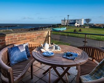 Benthall House - sleeps 8 guests in 4 bedrooms - Beadnell - Balcony