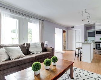 Ellery Beach Bungalow #45- A Refined Island Escape - Middletown - Living room