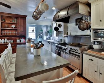 Birch Creek Retreat ~ 8br, 8ba, New Hot Tub + Sauna - Pine Hill - Kitchen