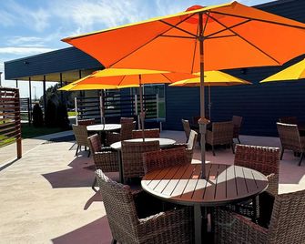 Quality Inn & Conference Centre Kingston Central - Kingston - Innenhof