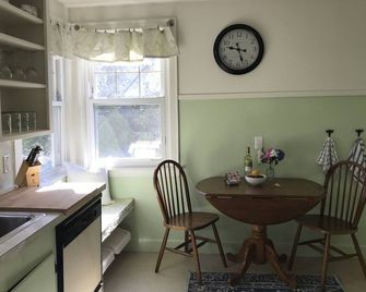 'Absolutely lovely. The cottage, the beach, the town, the owners.' - Rockport - Dining room