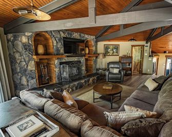 Peaceful Treehouse Retreat W/ Hot Tub + Riverfront Views - Derby - Sala de estar