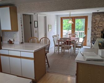 'Twilight' - Just a few steps down to Lake Winnebago! - Chilton - Dining room