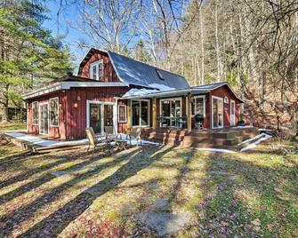 Cullowhee Getaway with Fireplace on Private Meadow - Cullowhee - Building