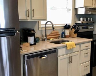 Five Minutes from Keeneland! - Versailles - Kitchen